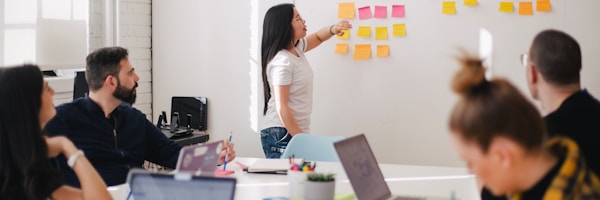 诚挚寄语关于我们 - 团队在现代化办公室协作讨论的温馨场景